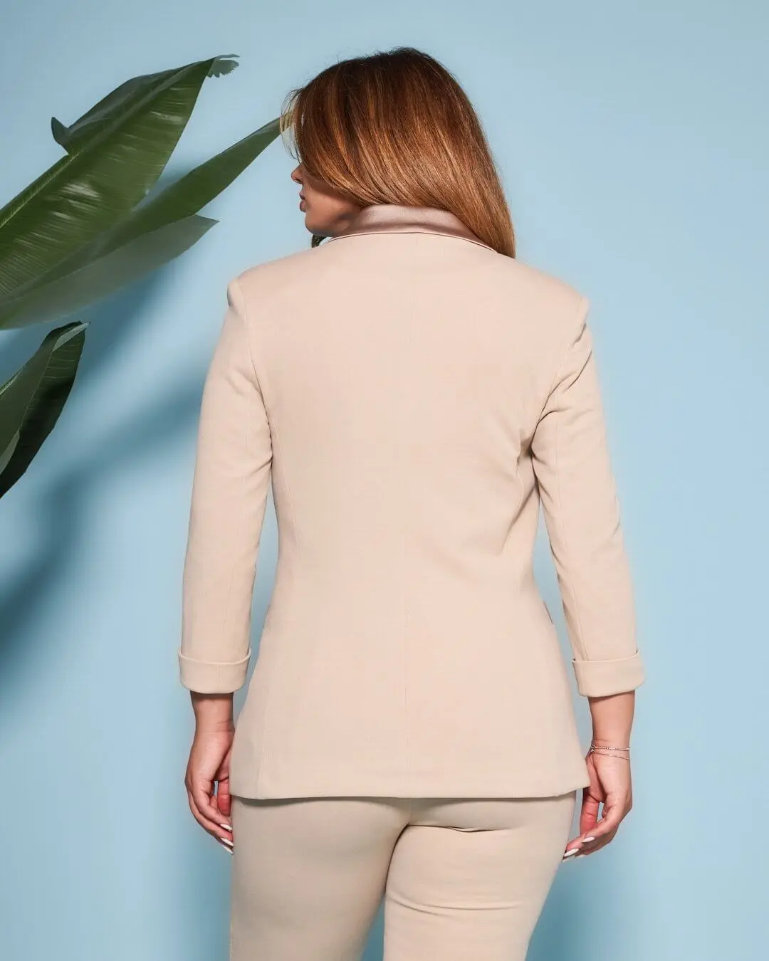 Blazer doppiopetto in cady elasticizzato tinta unita con dettagli in raso. BEIGE - Image 4