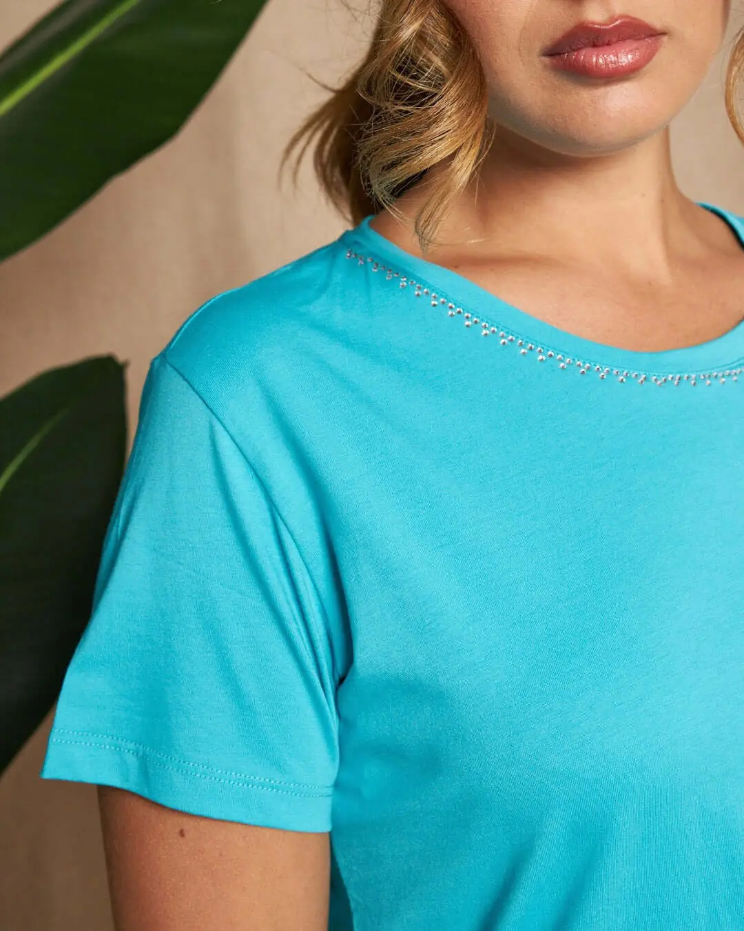 Maglia a maniche corte in filato di cotone tinta unita con decorazioni di strass sullo scollo. TURCHESE