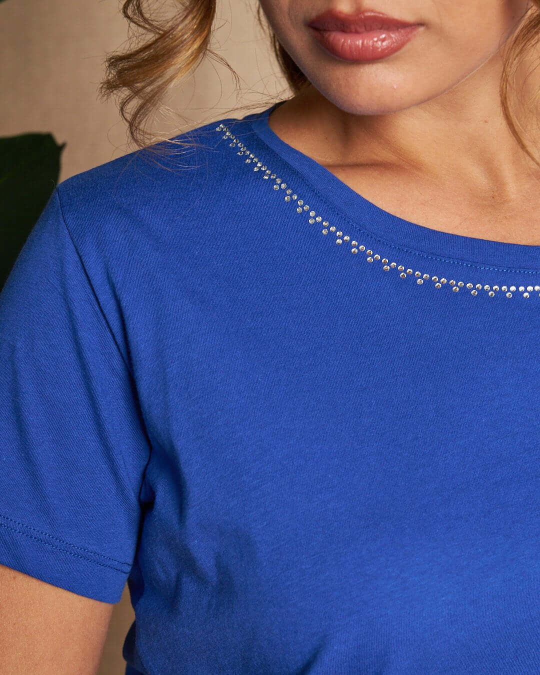 Maglia a maniche corte in filato di cotone tinta unita con decorazioni di strass sullo scollo. ROYAL - Image 3