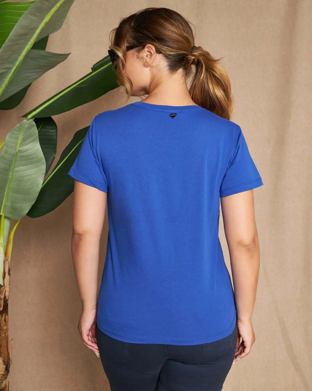 Maglia a maniche corte in filato di cotone tinta unita con decorazioni di strass sullo scollo. ROYAL - Image 4