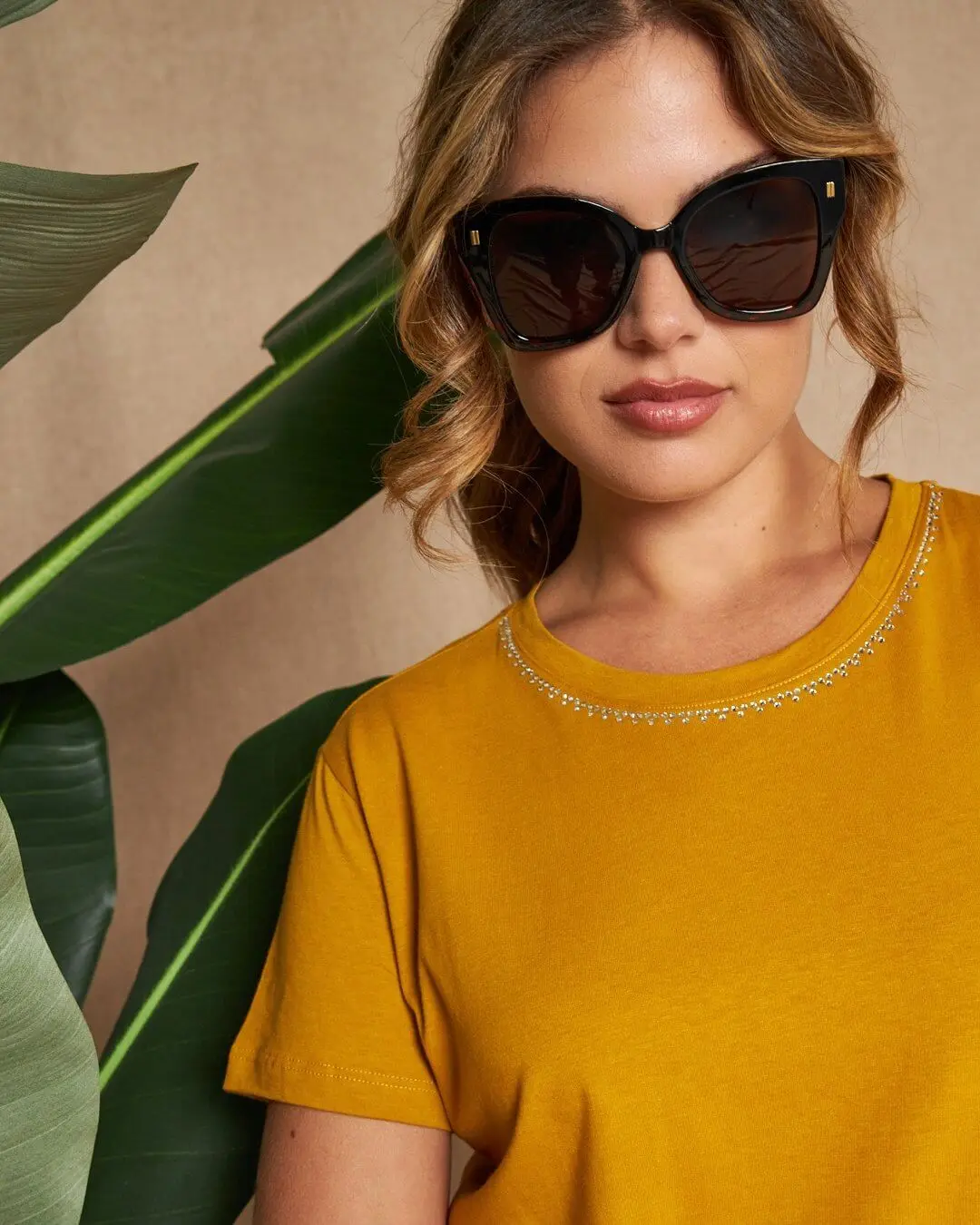 Maglia a maniche corte in filato di cotone tinta unita con decorazioni di strass sullo scollo. SENAPE