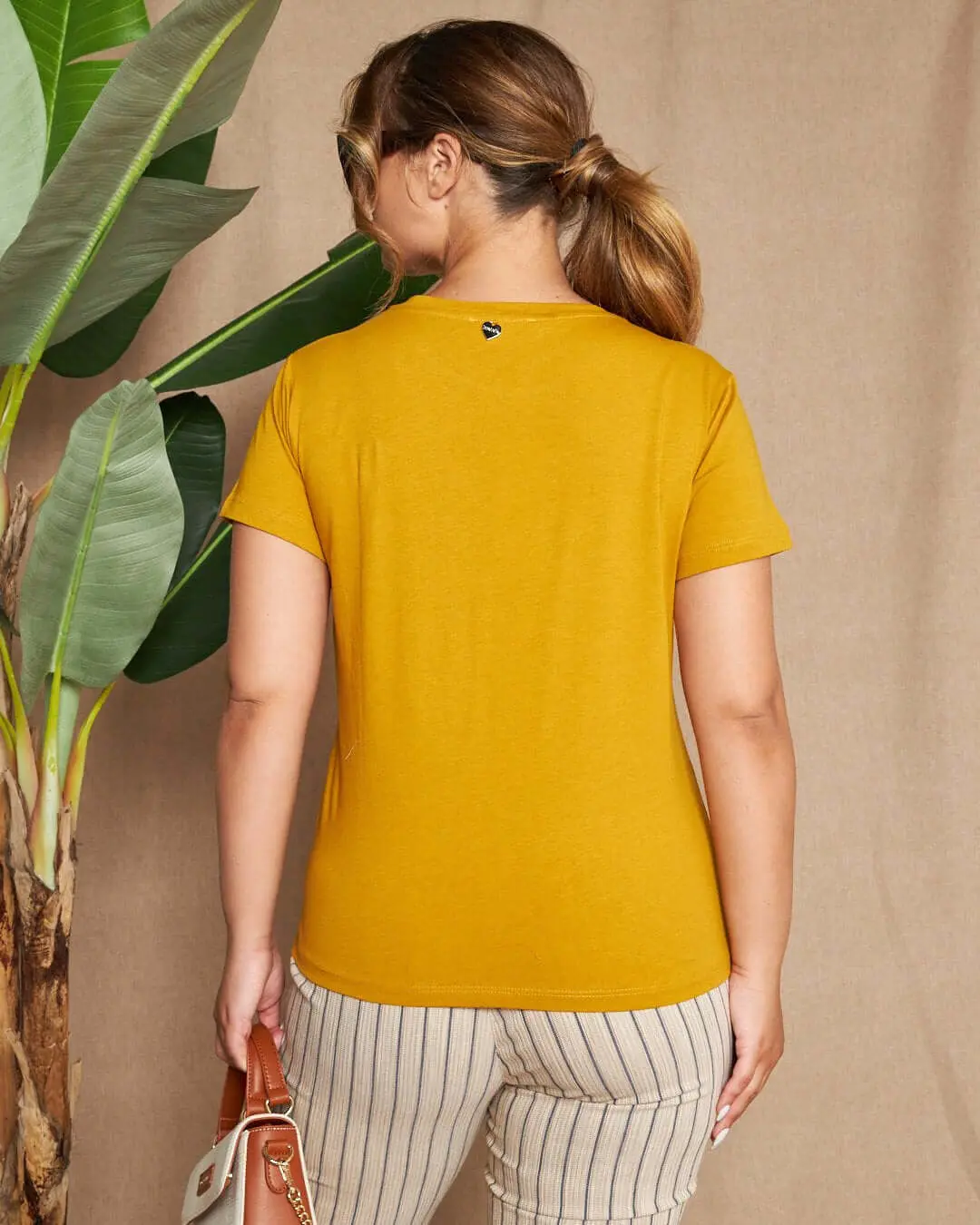 Maglia a maniche corte in filato di cotone tinta unita con decorazioni di strass sullo scollo. SENAPE - Image 5