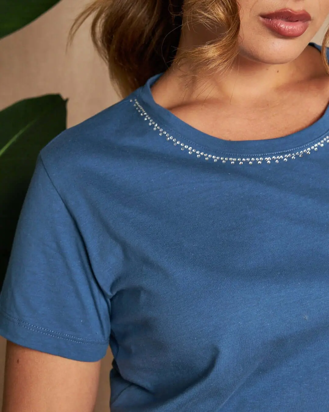 Maglia a maniche corte in filato di cotone tinta unita con decorazioni di strass sullo scollo. POLVERE - Image 4