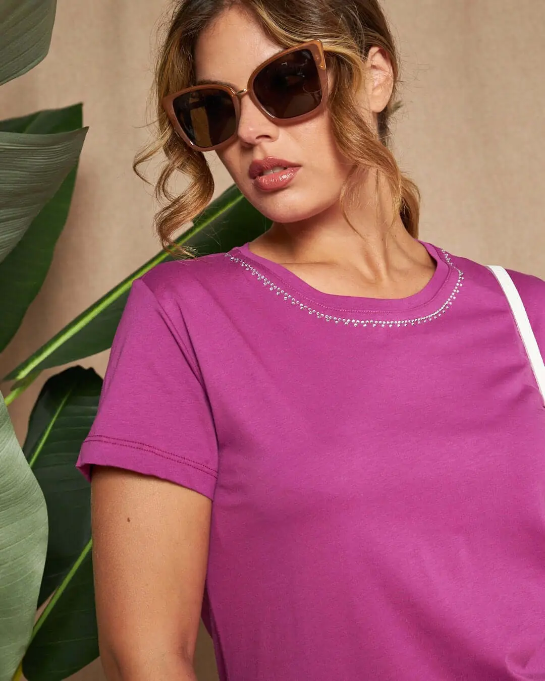 Maglia a maniche corte in filato di cotone tinta unita con decorazioni di strass sullo scollo. ORCHIDEA
