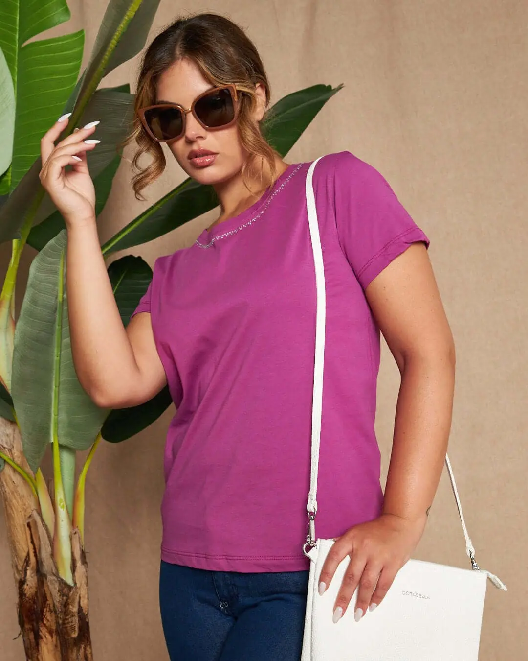Maglia a maniche corte in filato di cotone tinta unita con decorazioni di strass sullo scollo. ORCHIDEA - Image 3
