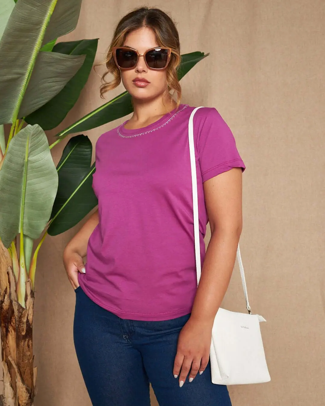 Maglia a maniche corte in filato di cotone tinta unita con decorazioni di strass sullo scollo. ORCHIDEA - Image 4