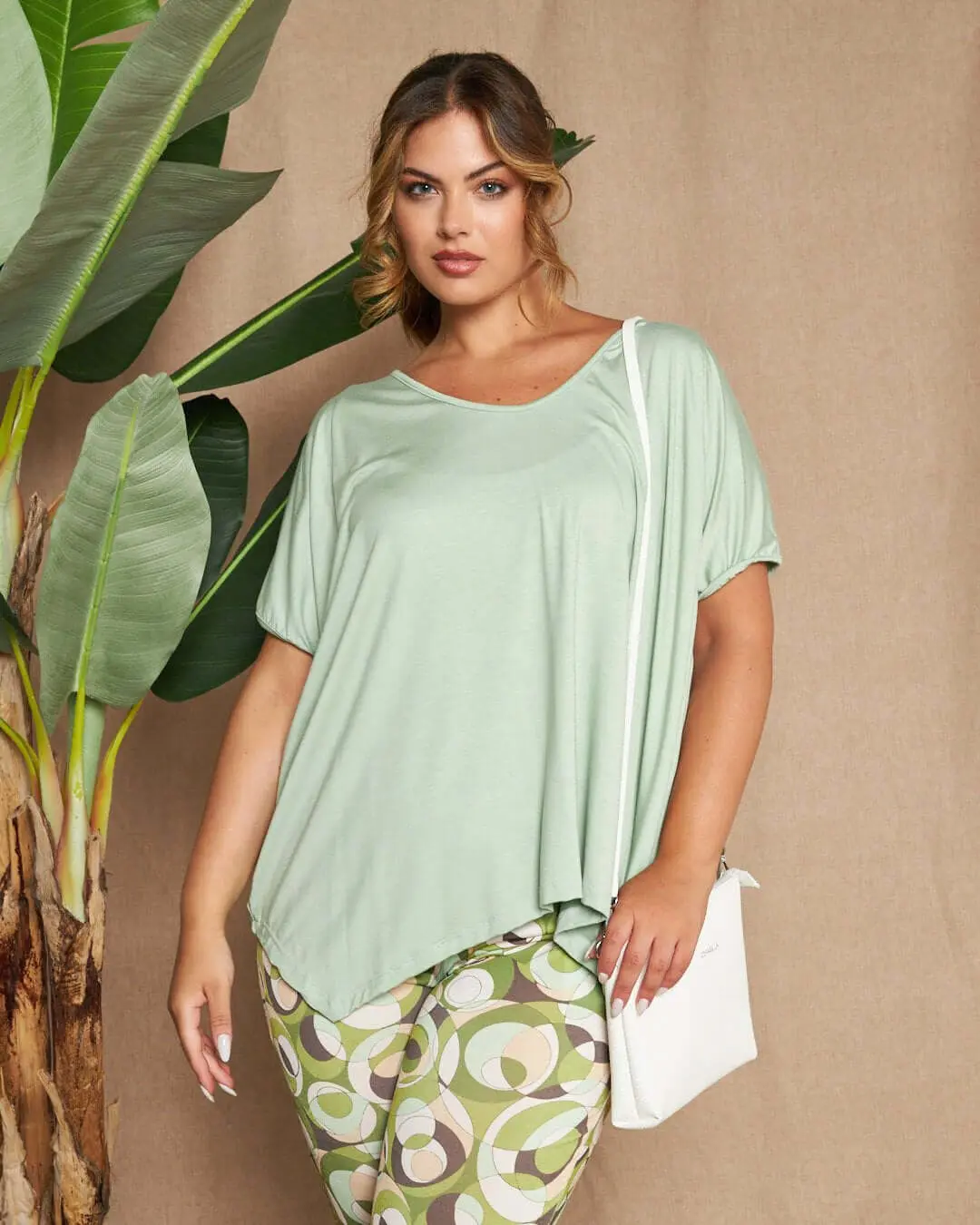 Maglia in filato di viscosa elasticizzata tinta unita con maniche kimono e orlo asimmetrico. MENTA - Image 3