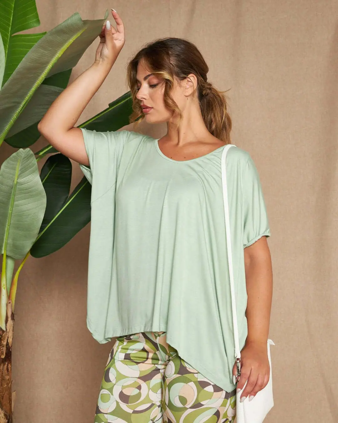 Maglia in filato di viscosa elasticizzata tinta unita con maniche kimono e orlo asimmetrico. MENTA - Image 4