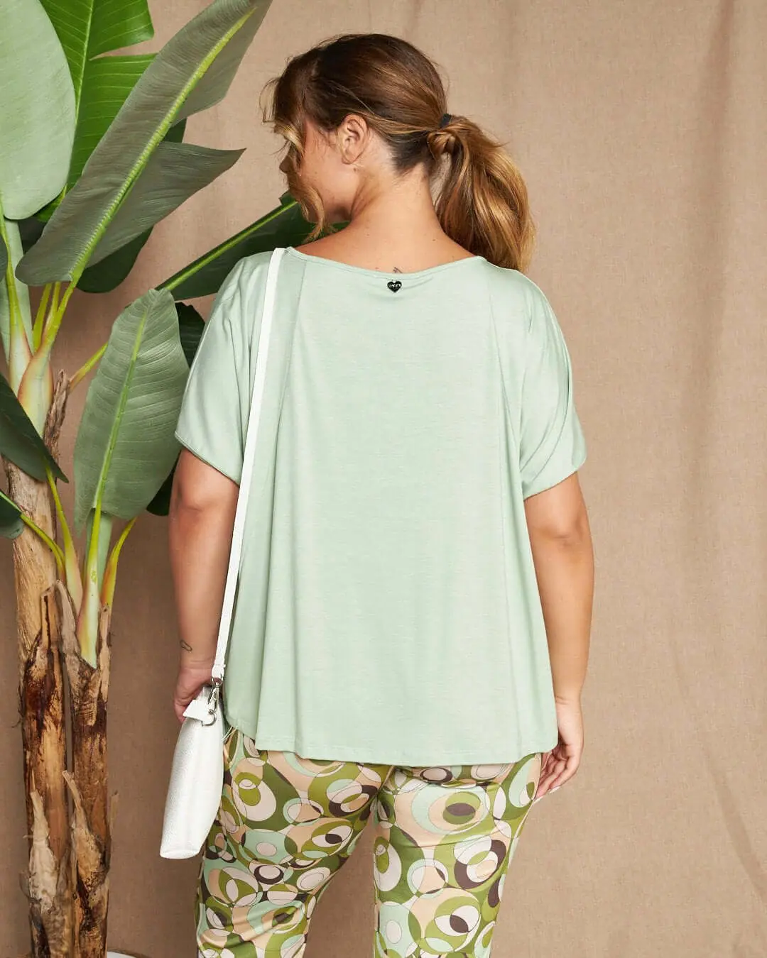 Maglia in filato di viscosa elasticizzata tinta unita con maniche kimono e orlo asimmetrico. MENTA - Image 5
