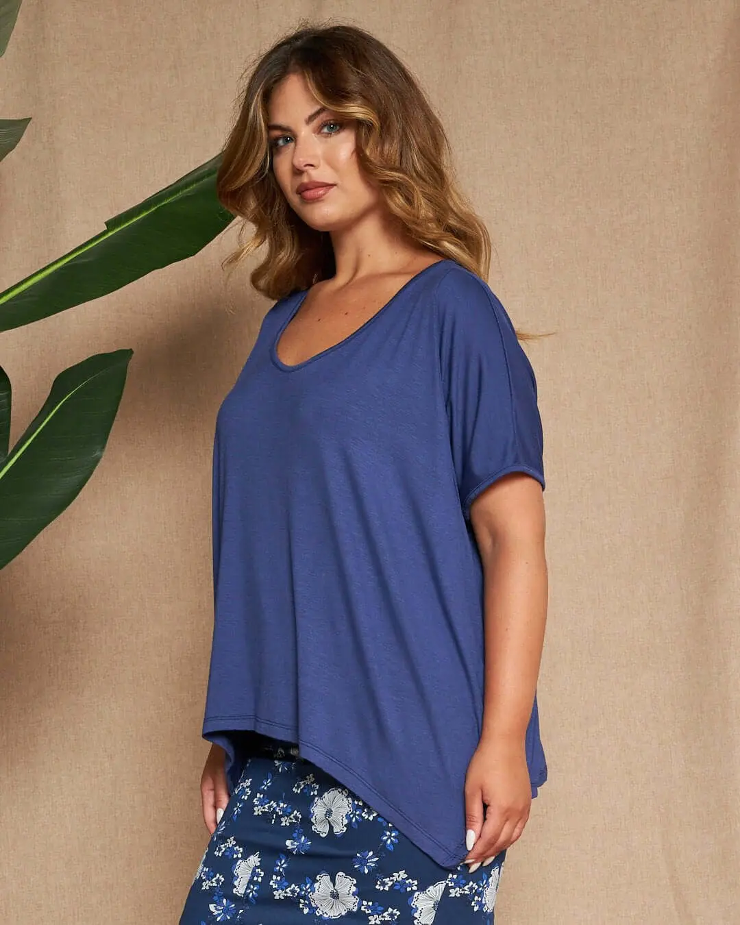 Maglia in filato di viscosa elasticizzata tinta unita con maniche kimono e orlo asimmetrico. BLU - Image 4