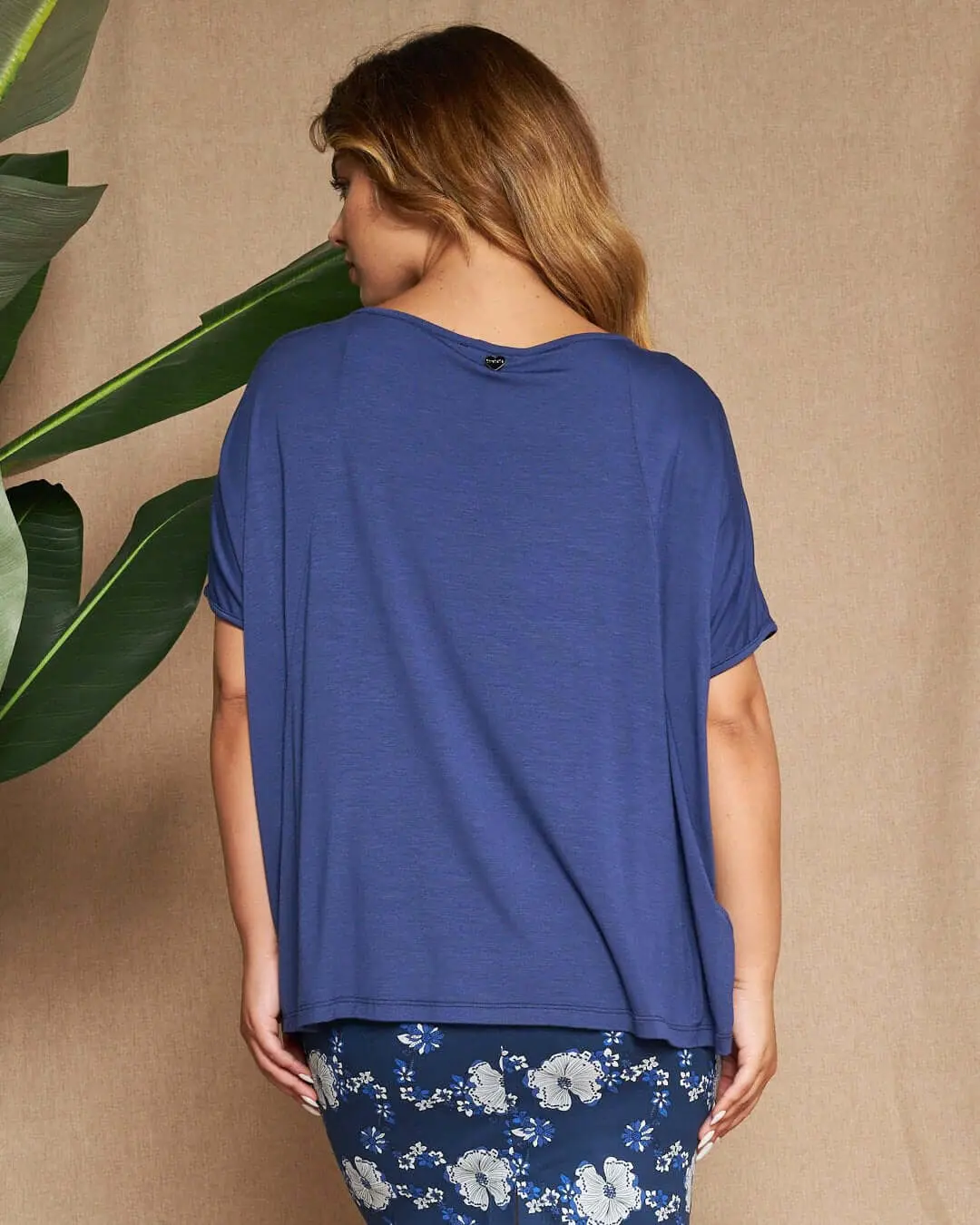 Maglia in filato di viscosa elasticizzata tinta unita con maniche kimono e orlo asimmetrico. BLU - Image 5
