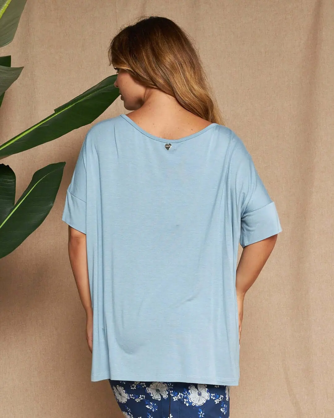 Maglia in filato di viscosa elasticizzata tinta unita con scollo rotondo e maniche kimono. POLVERE - Image 4