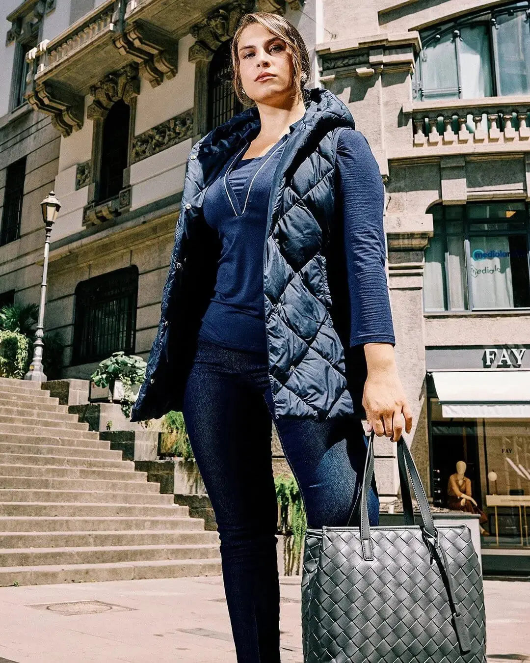 Gilet trapuntato in nylon tinta unita con cappuccio BLU - Image 2