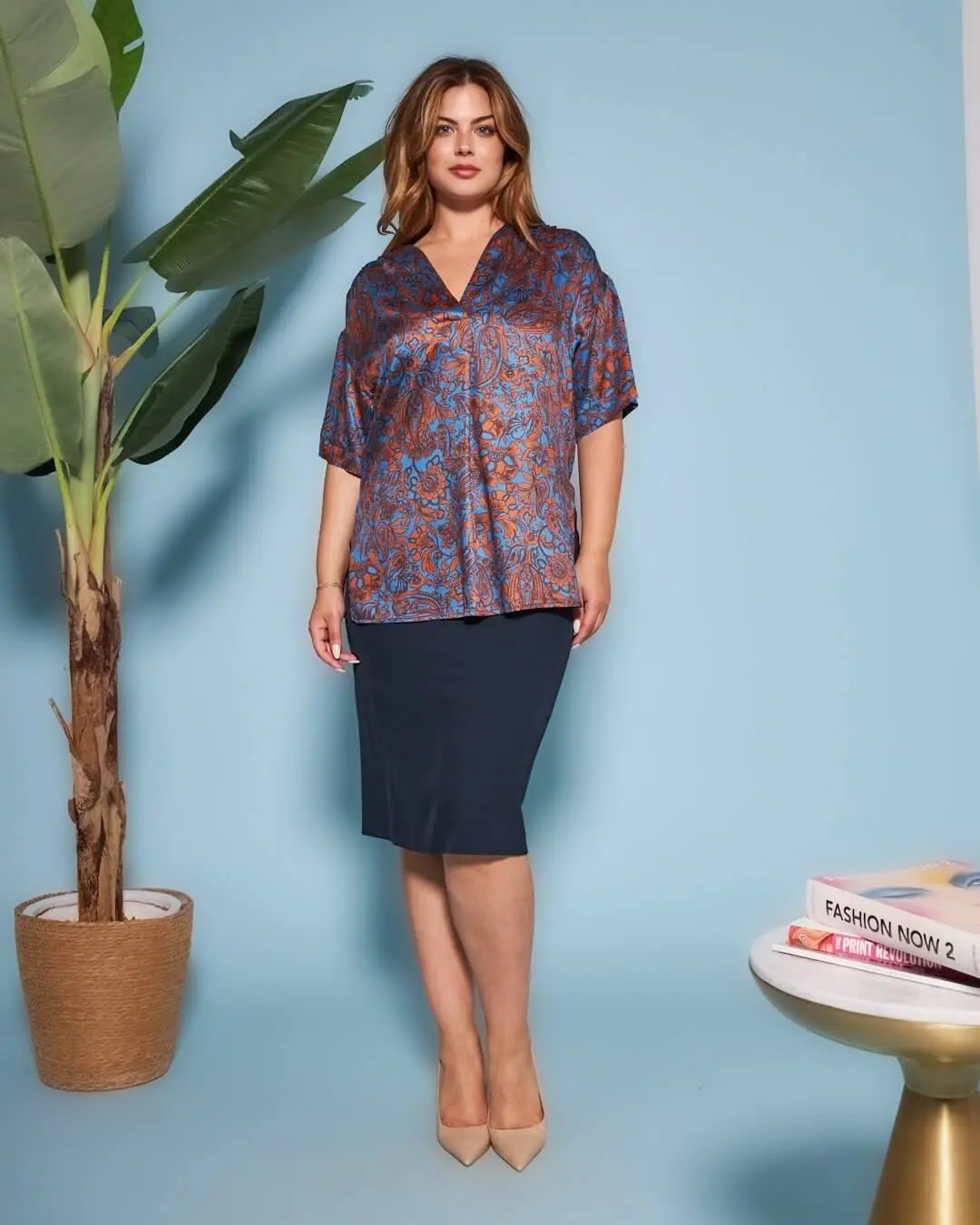Casacca con scollo a V in raso di viscosa con fantasia multicolore. TABACCO-BLU