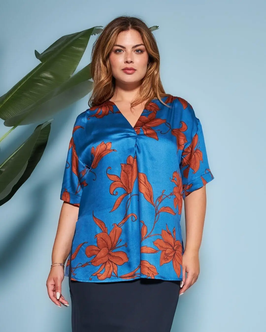 Casacca con scollo a V in raso di viscosa con fantasia multicolore. DENIM