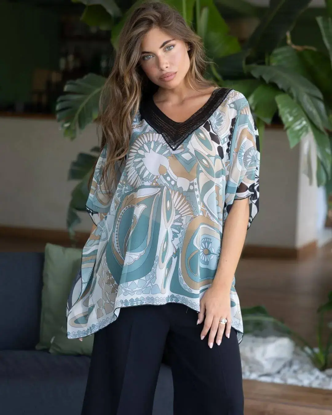 Casacca in georgette con fantasia multicolore e scollo a V in pizzo crochet con paillettes. VERDE - Image 2