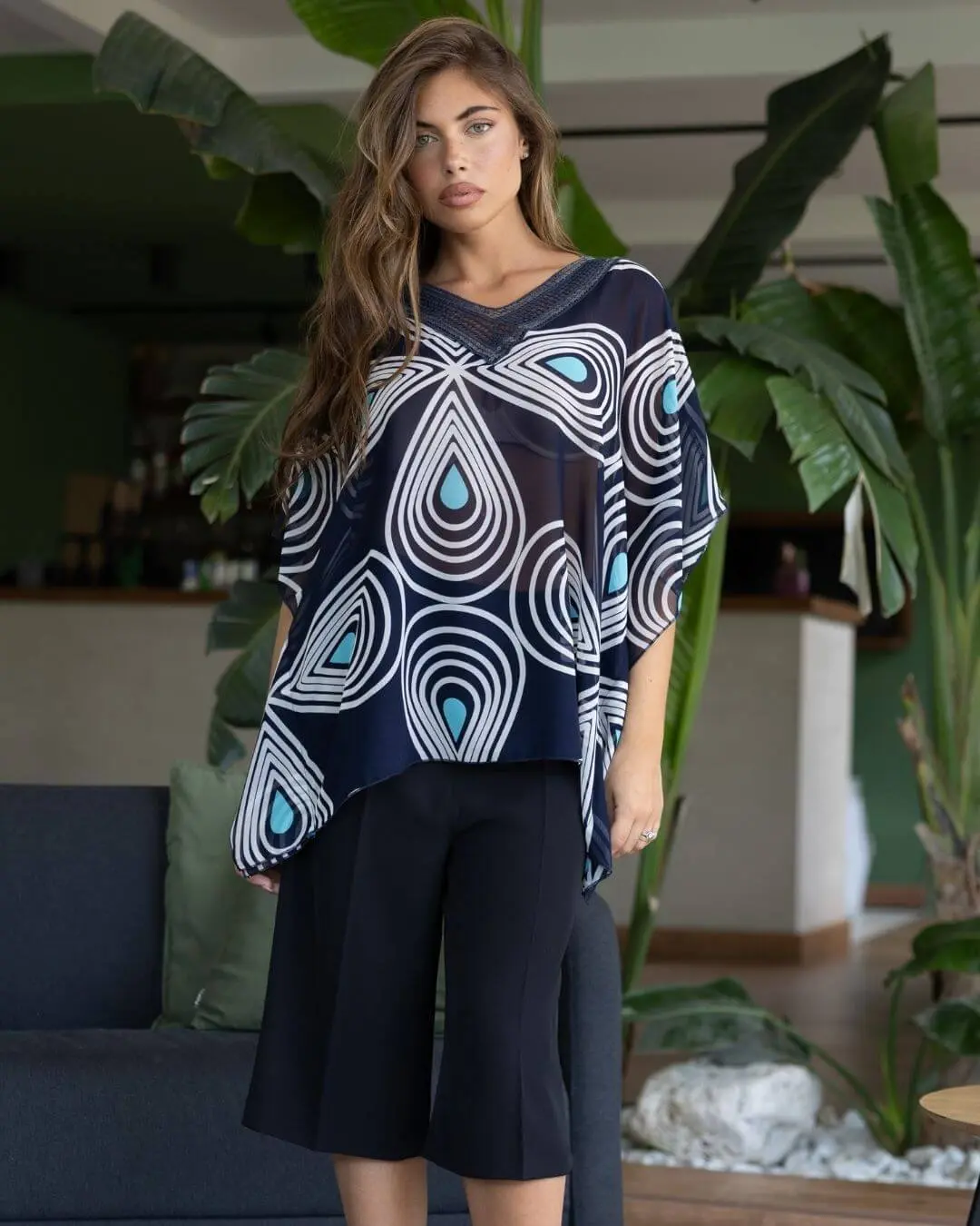 Casacca in georgette con fantasia multicolore e scollo a V in pizzo crochet con paillettes. DENIM - Image 3