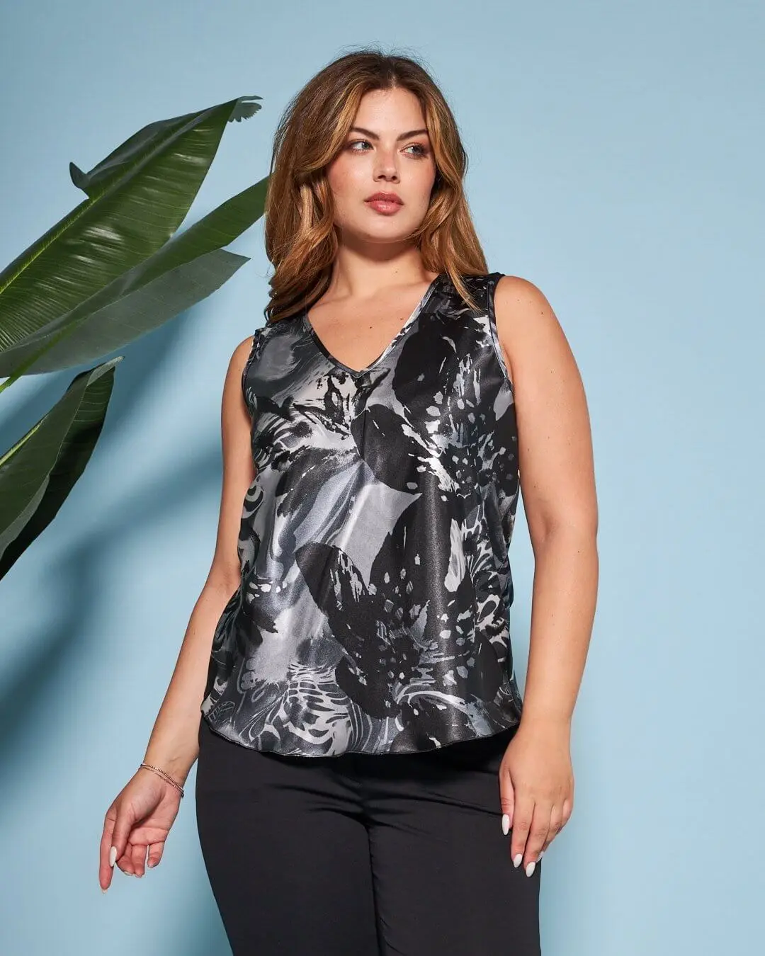 Top smanicato in raso con fantasia multicolore e scollo a V. NERO