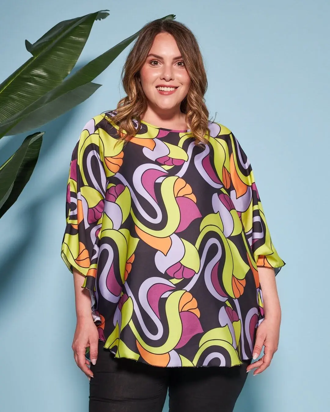 Casacca girocollo in raso con fantasia floreale multicolore e maniche kimono. LILLA - Image 4