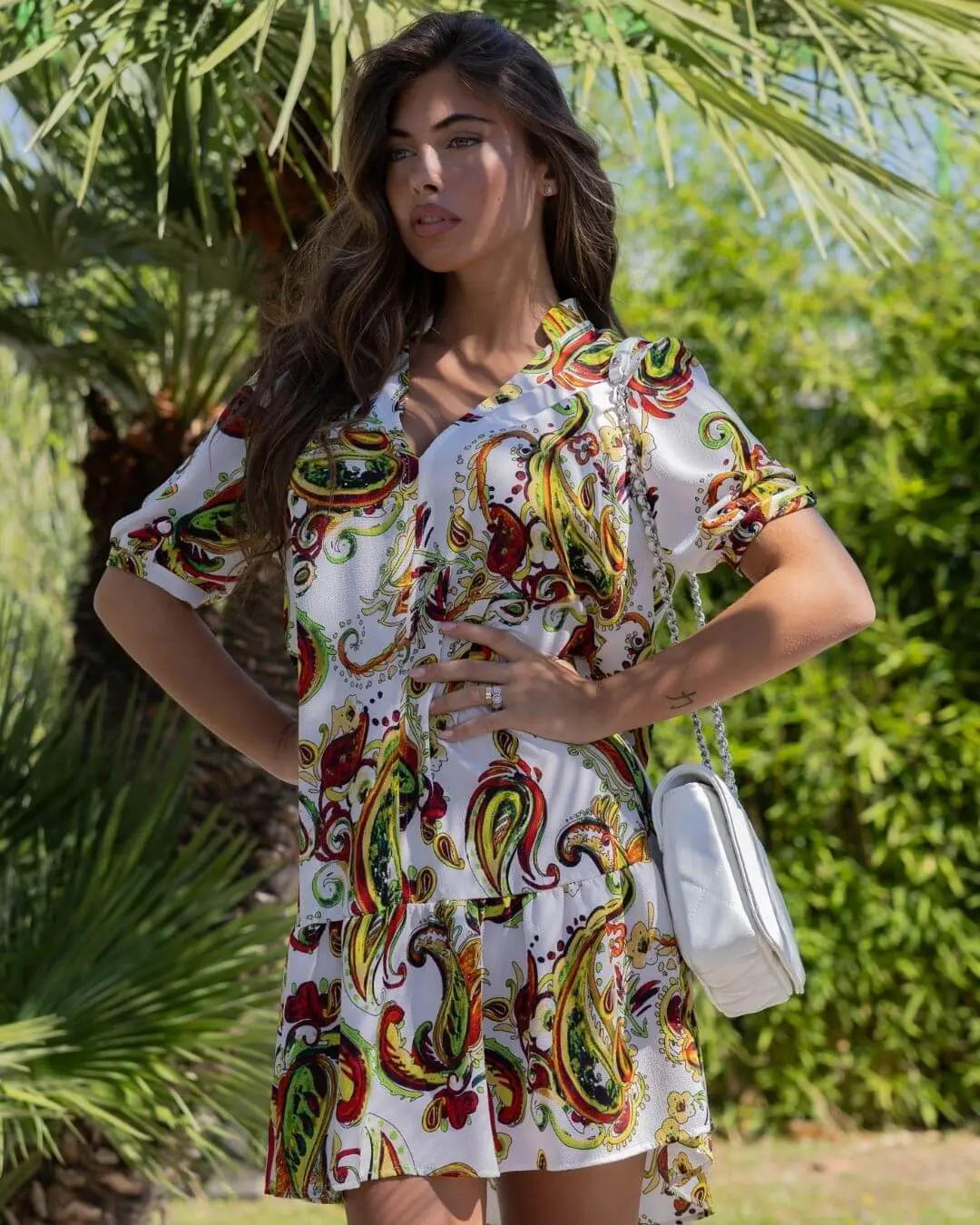 Abito mini a maniche corte in crêpe con fantasia cashmere e balza sul fondo. ROSSO