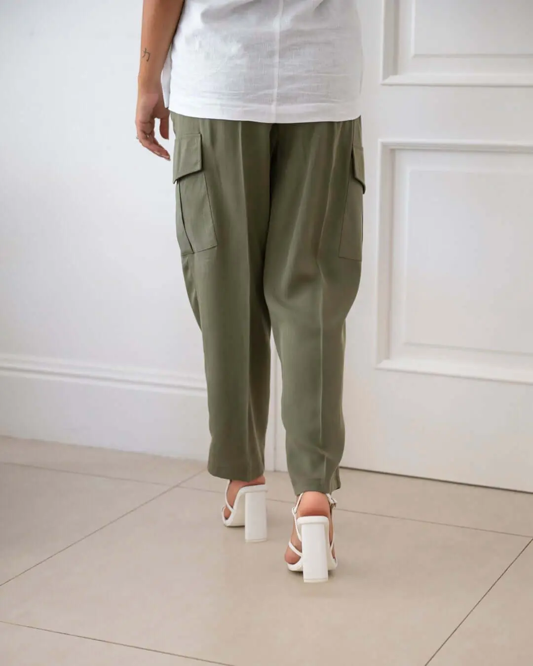 Pantalone cargo a gamba dritta in lyocell tinta unita con coulisse in vita. MILITARE - Image 4