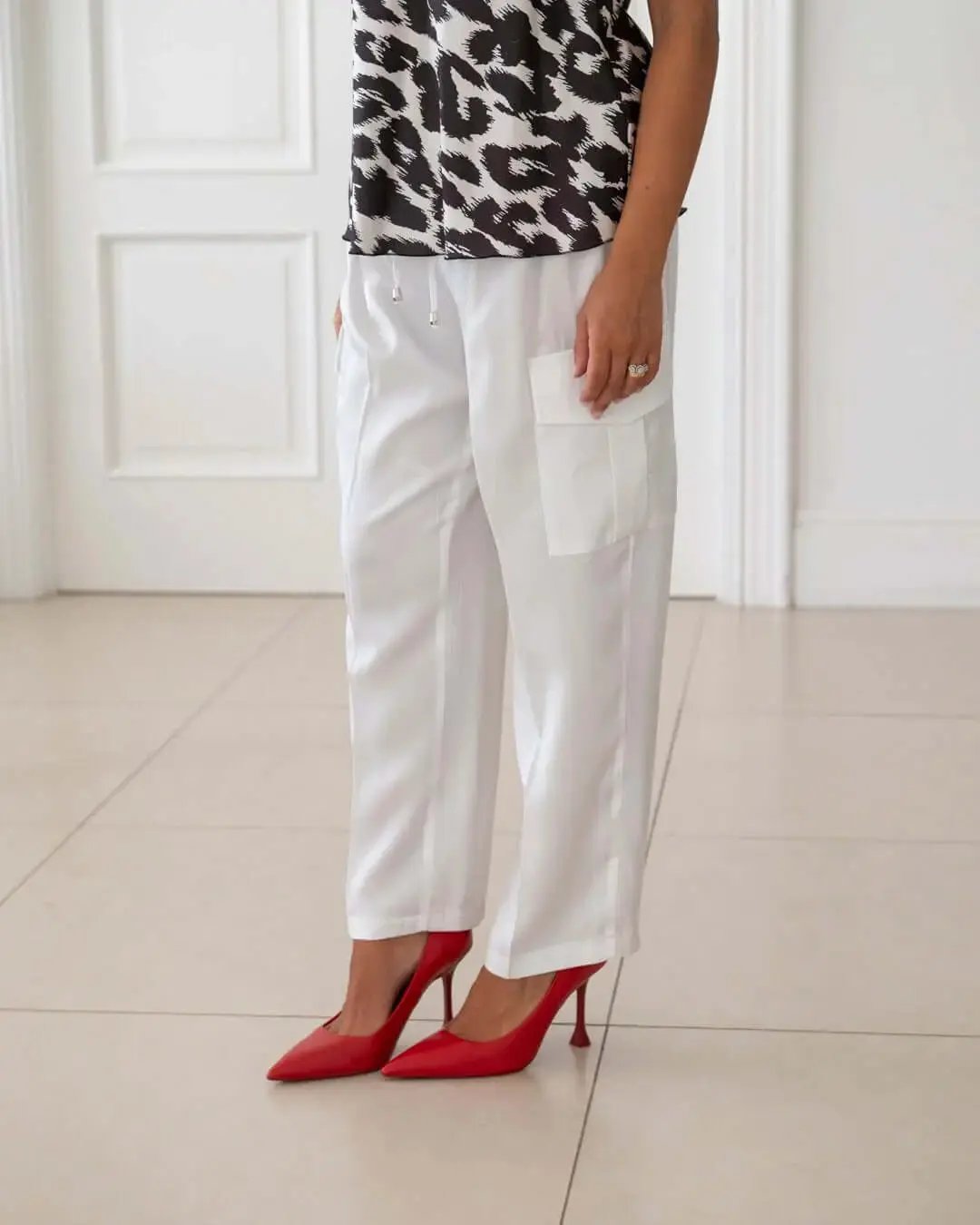 Pantalone cargo a gamba dritta in lyocell tinta unita con coulisse in vita. BIANCO - Image 2