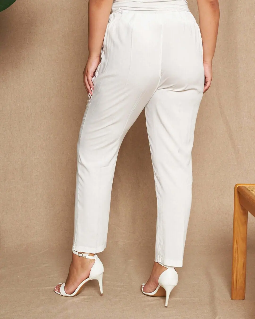 Pantalone a gamba dritta in twill di viscosa tinta unita con coulisse in vita. OFF WHITE - Image 6