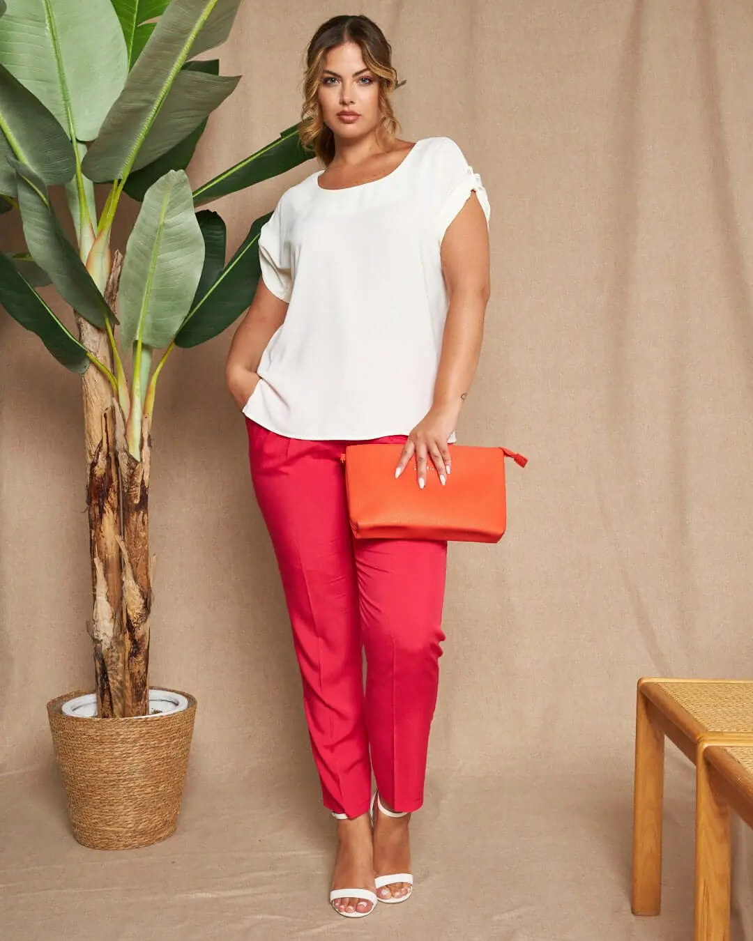Pantalone a gamba dritta in twill di viscosa tinta unita con coulisse in vita. FRAGOLA
