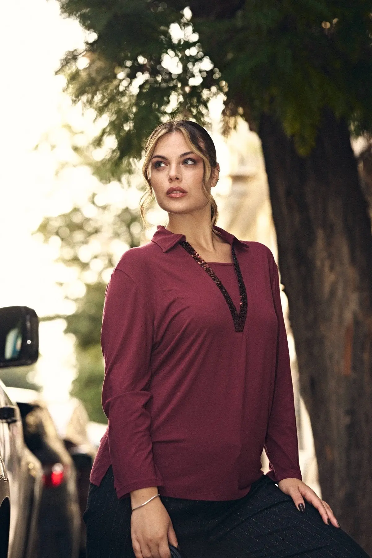 Maglia a maniche lunghe con scollo a V con inserto in paillettes tono su tono BURGUNDY