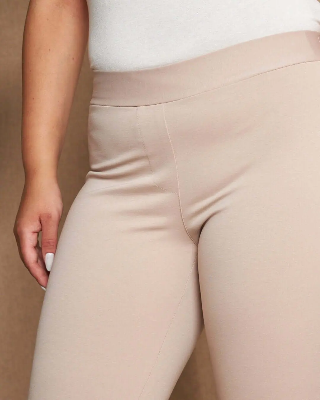 Pantalone skinny capri in jersey di misto cotone elasticizzato tinta unita con dettaglio bottoni. BEIGE - Image 4