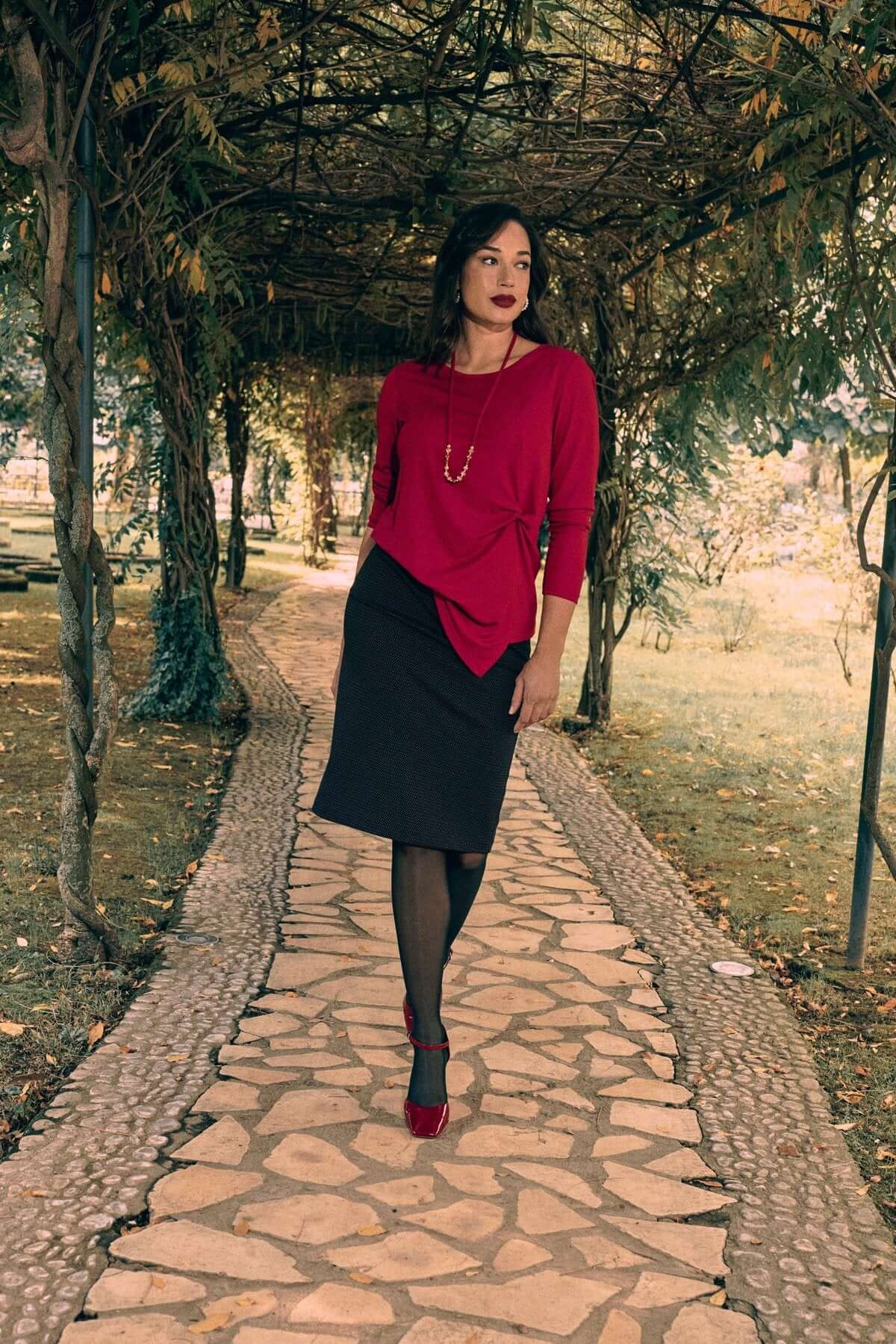 Maglia con nodo laterale e collana ROSSO - Image 4