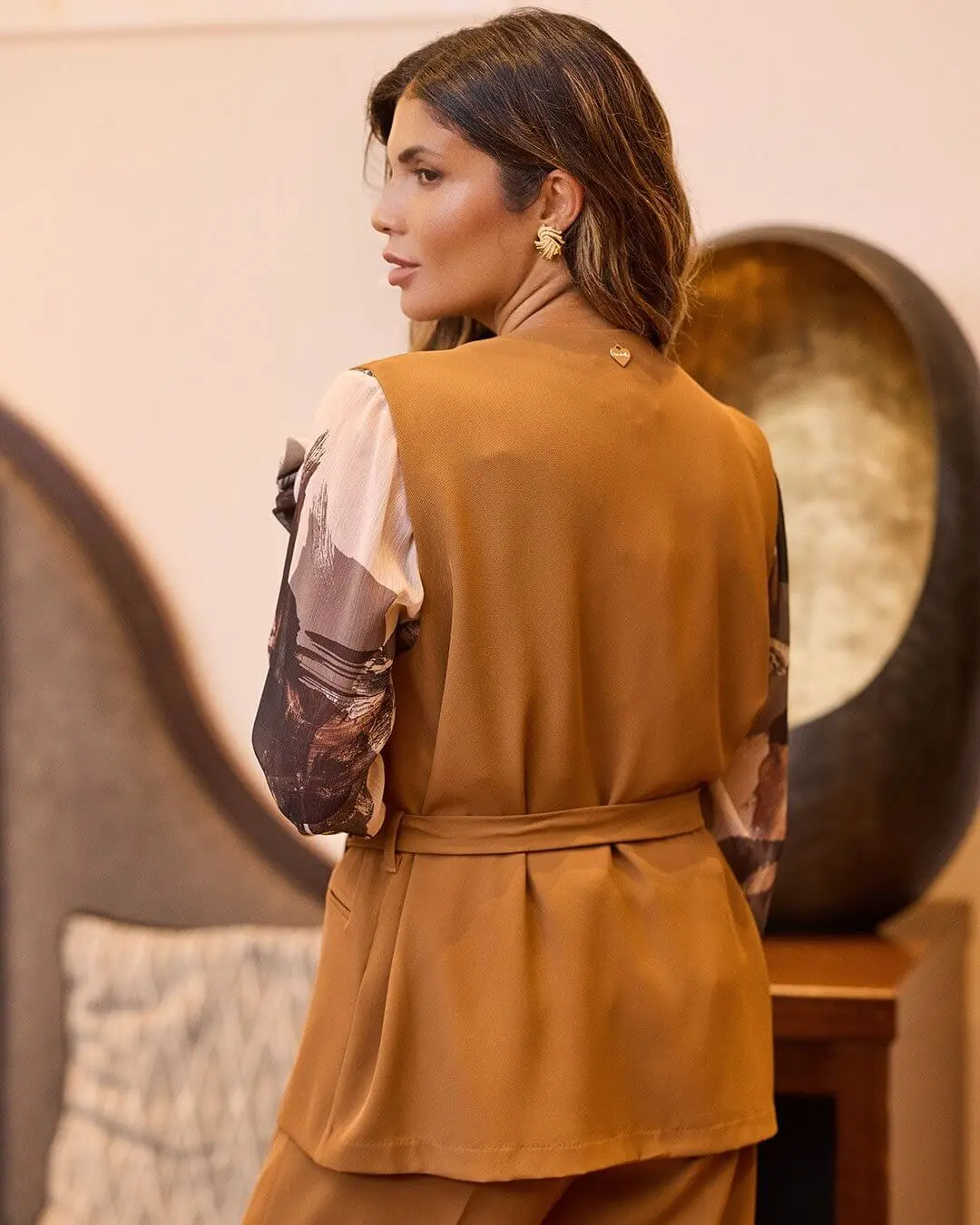Gilet in crêpe elasticizzato tinta unita con cintura in vita e spilla con fantasia floreale astratt NOCE - Image 6