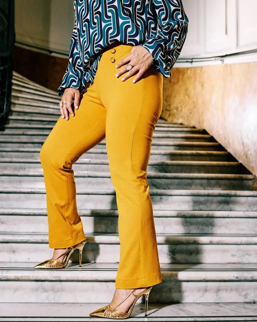 Pantalone capri viscosa elasticizzata con bottoni SENAPE - Image 2