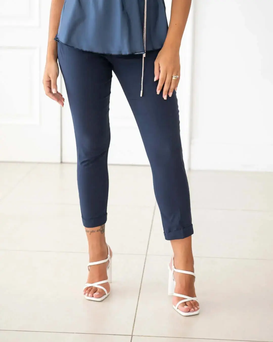 Pantalone skinny capri in twill di misto viscosa elasticizzata tinta unita con tasche all’american BLU - Image 2