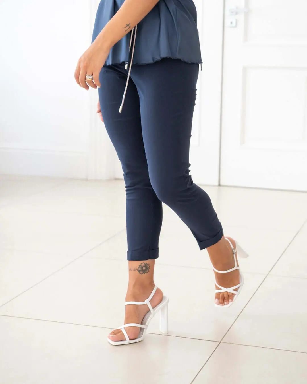 Pantalone skinny capri in twill di misto viscosa elasticizzata tinta unita con tasche all’american BLU - Image 3