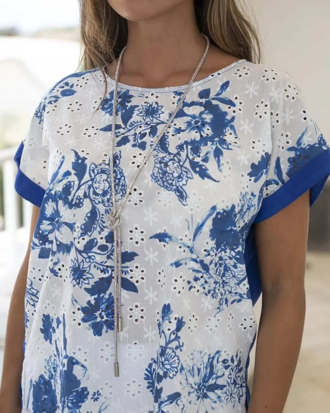 Blusa in pizzo San Gallo a mezza manica e risvolto BLU