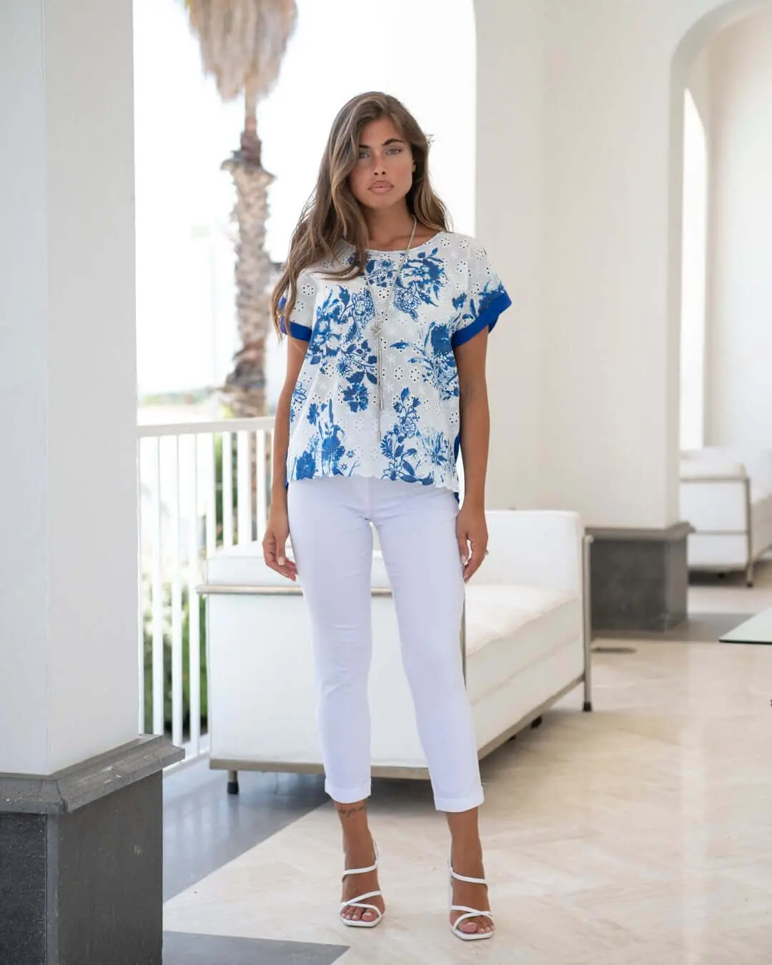Blusa in pizzo San Gallo a mezza manica e risvolto BLU - Image 2