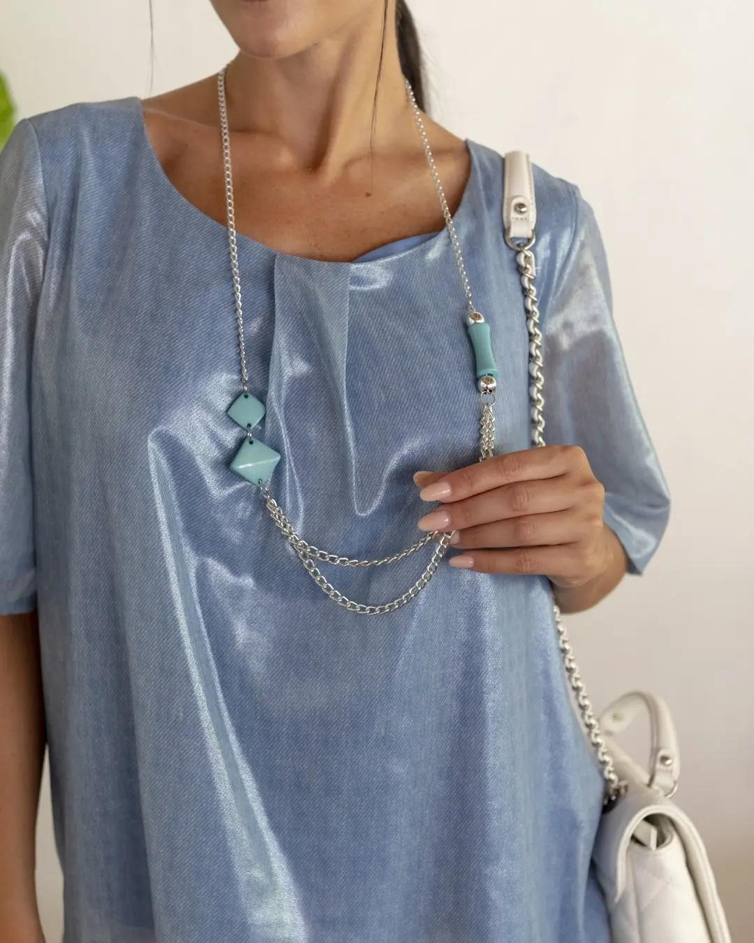 Blusa fantasia geometrica girocollo con arriccio CELESTE - Image 3