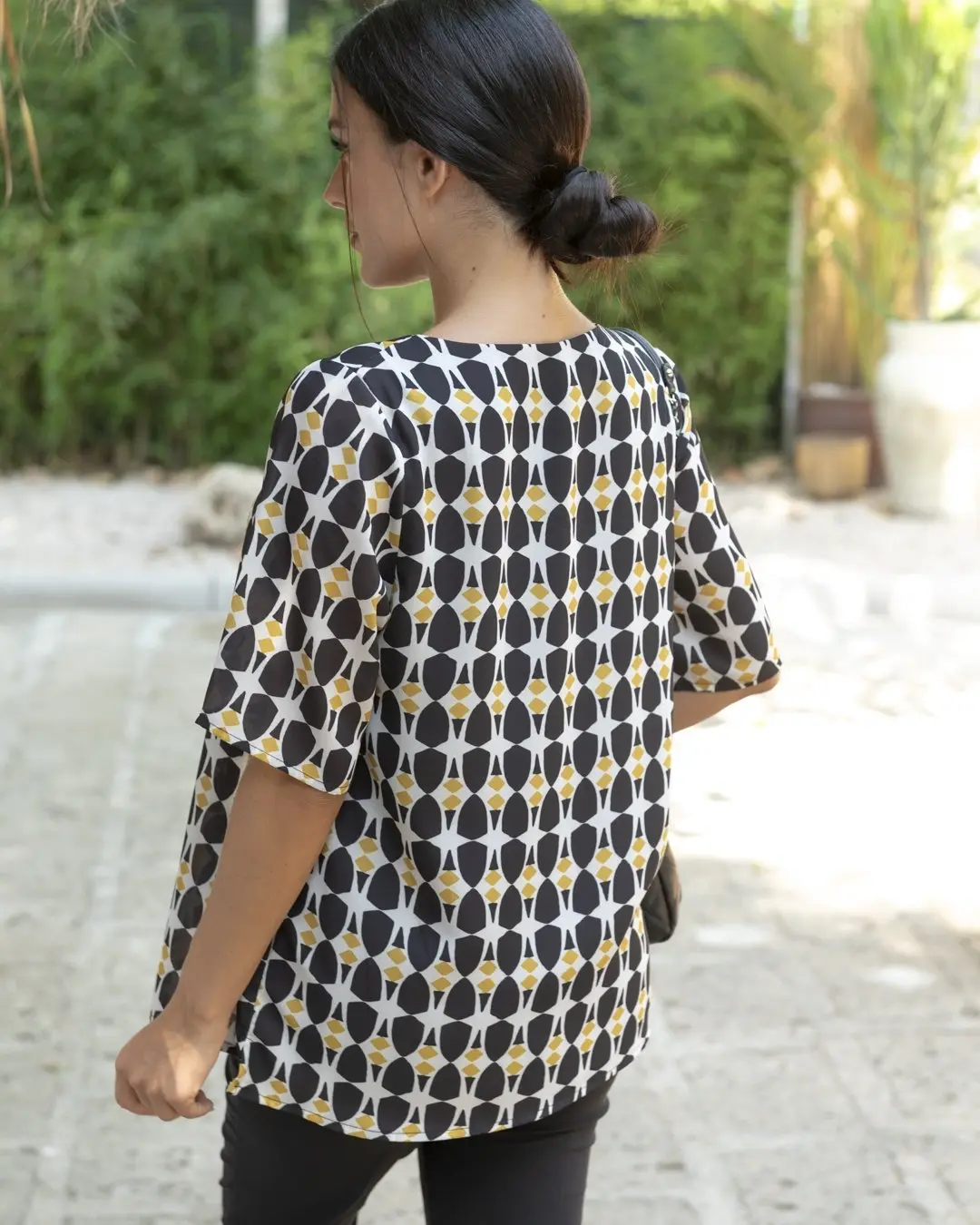 Blusa fantasia geometrica girocollo con arriccio NERO