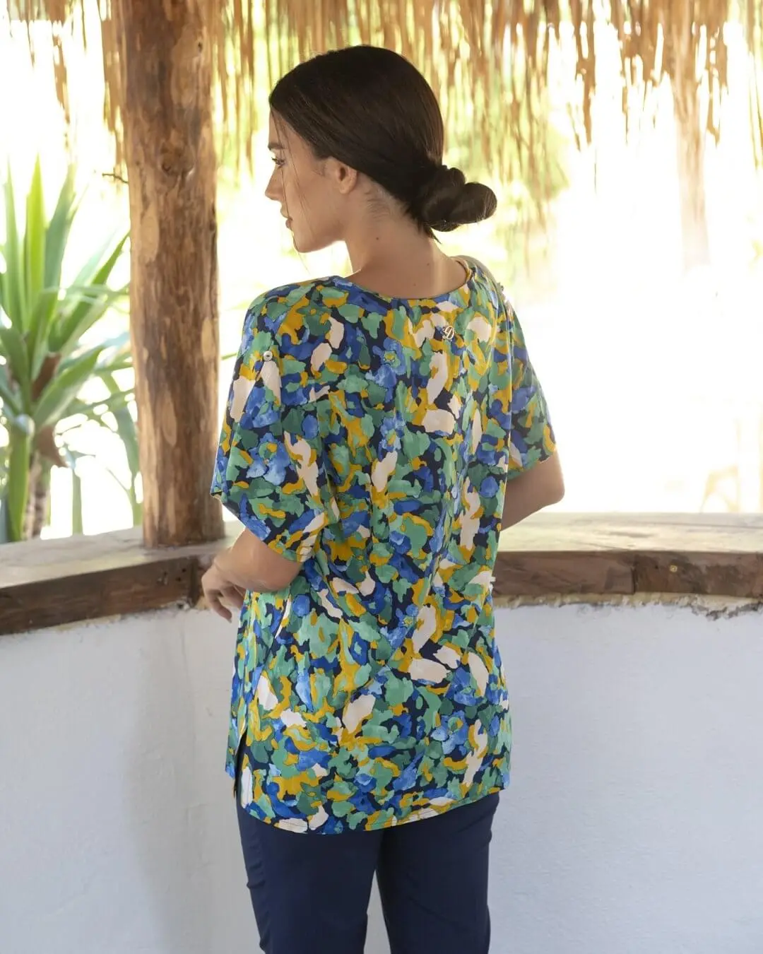 Blusa mezza manica in viscosa con fantasia acquerello e spacchetti laterali BLUETTE - Image 2