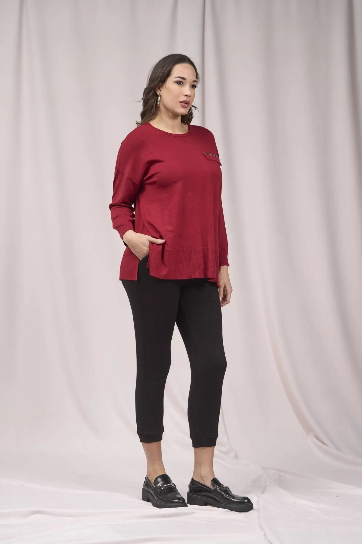 Maglia con pattina, costine e passamaneria strass VINO - Image 3