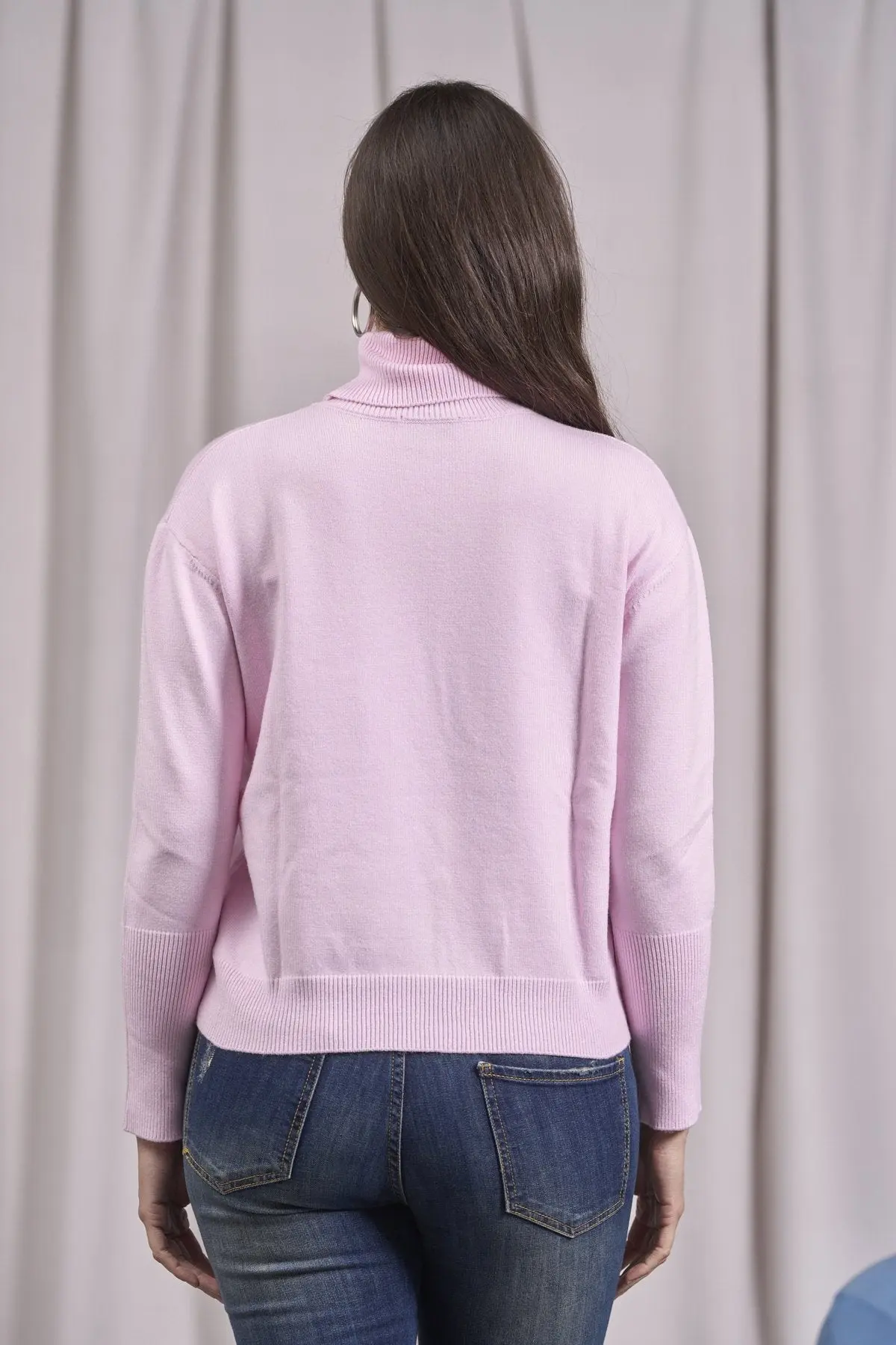 Pull a collo alto con borchie frontali ROSA - Image 4