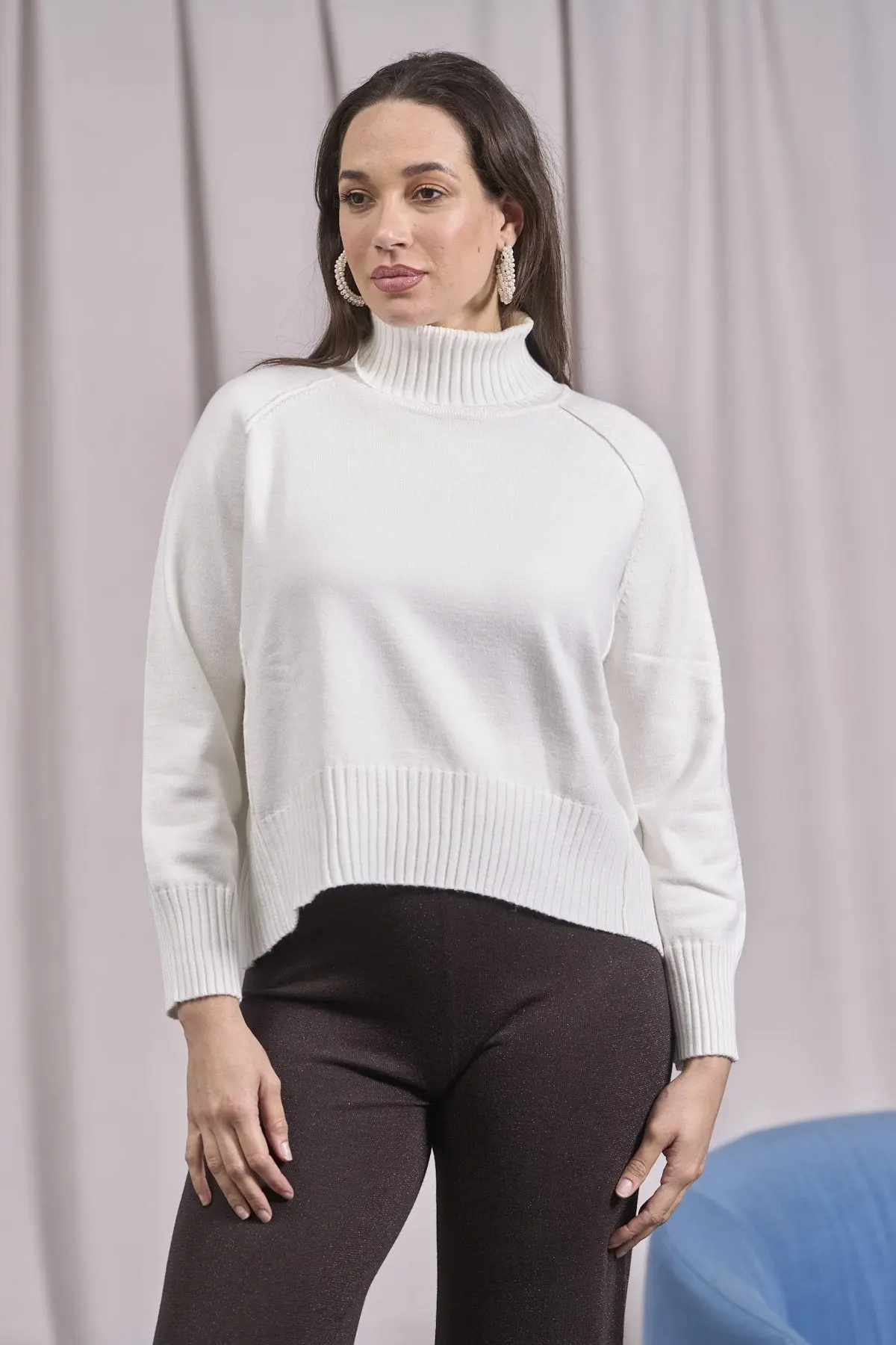 Maglia a collo alto, manica raglan e costine OFF WHITE