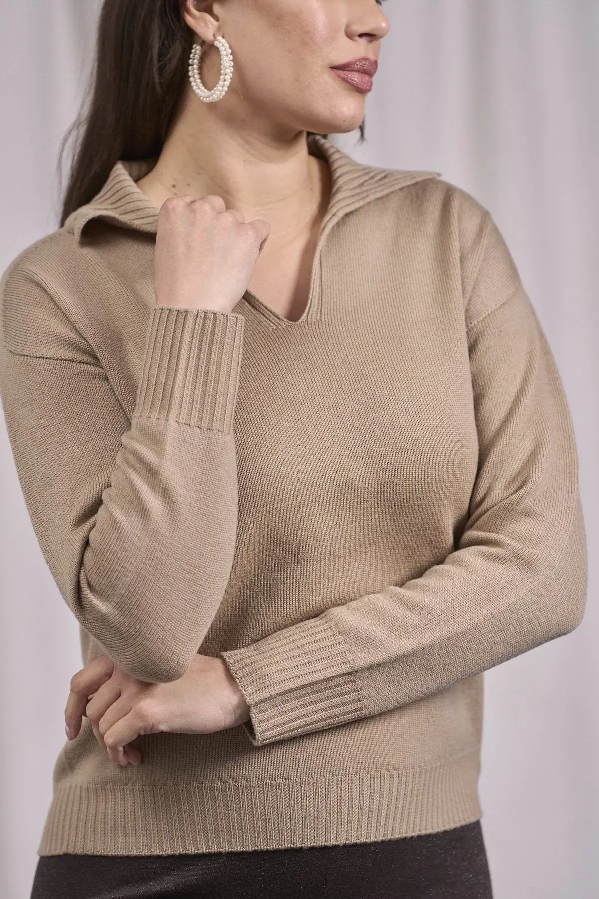 Maglia con colletto e scollo a V CAMMELLO - Image 4