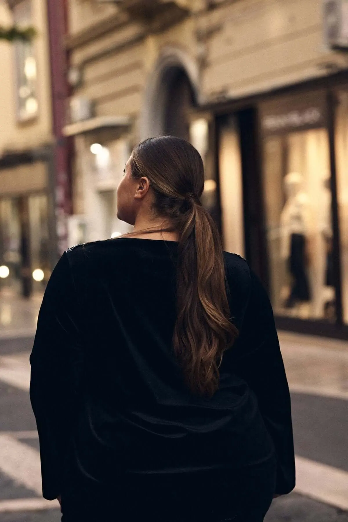 Blusa in velluto con inserto in pizzo ricamato NERO - Image 4