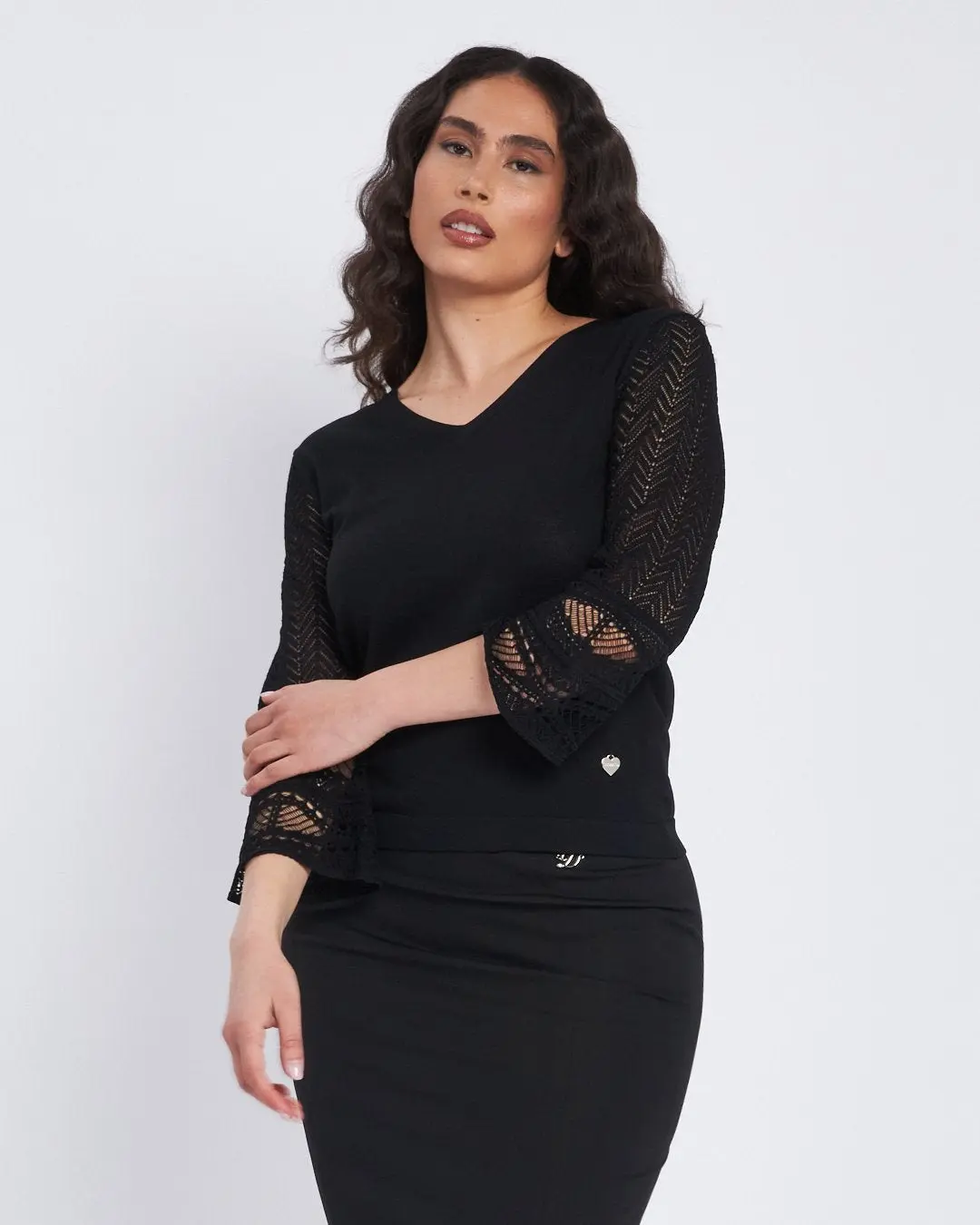Maglia con scollo a V e trafori lungo le maniche NERO