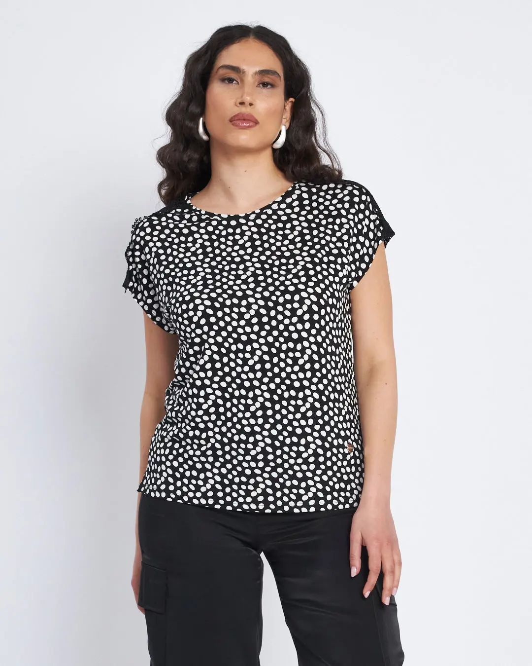 T-shirt con inserto a carre' sulle spalle NERO