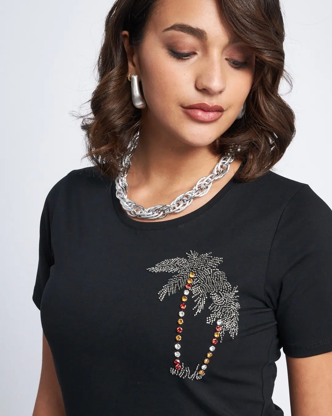 T-shirt con ricamo lato cuore NERO