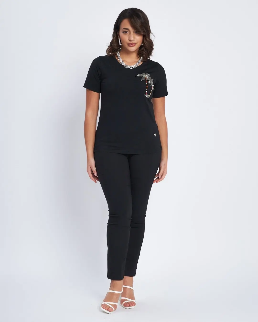 T-shirt con ricamo lato cuore NERO - Image 4