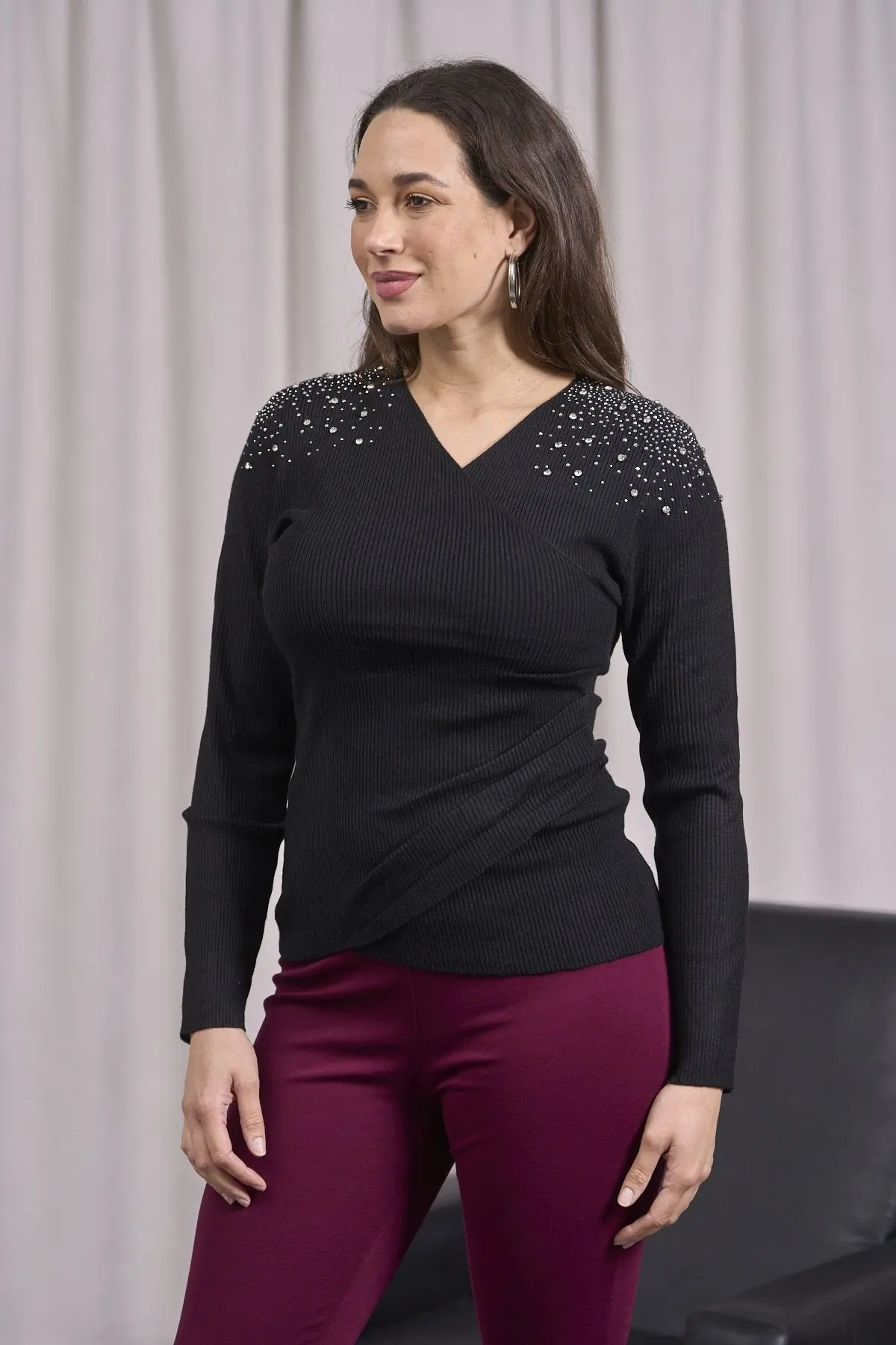 Maglia con scollo incrociato e strass su spalle NERO